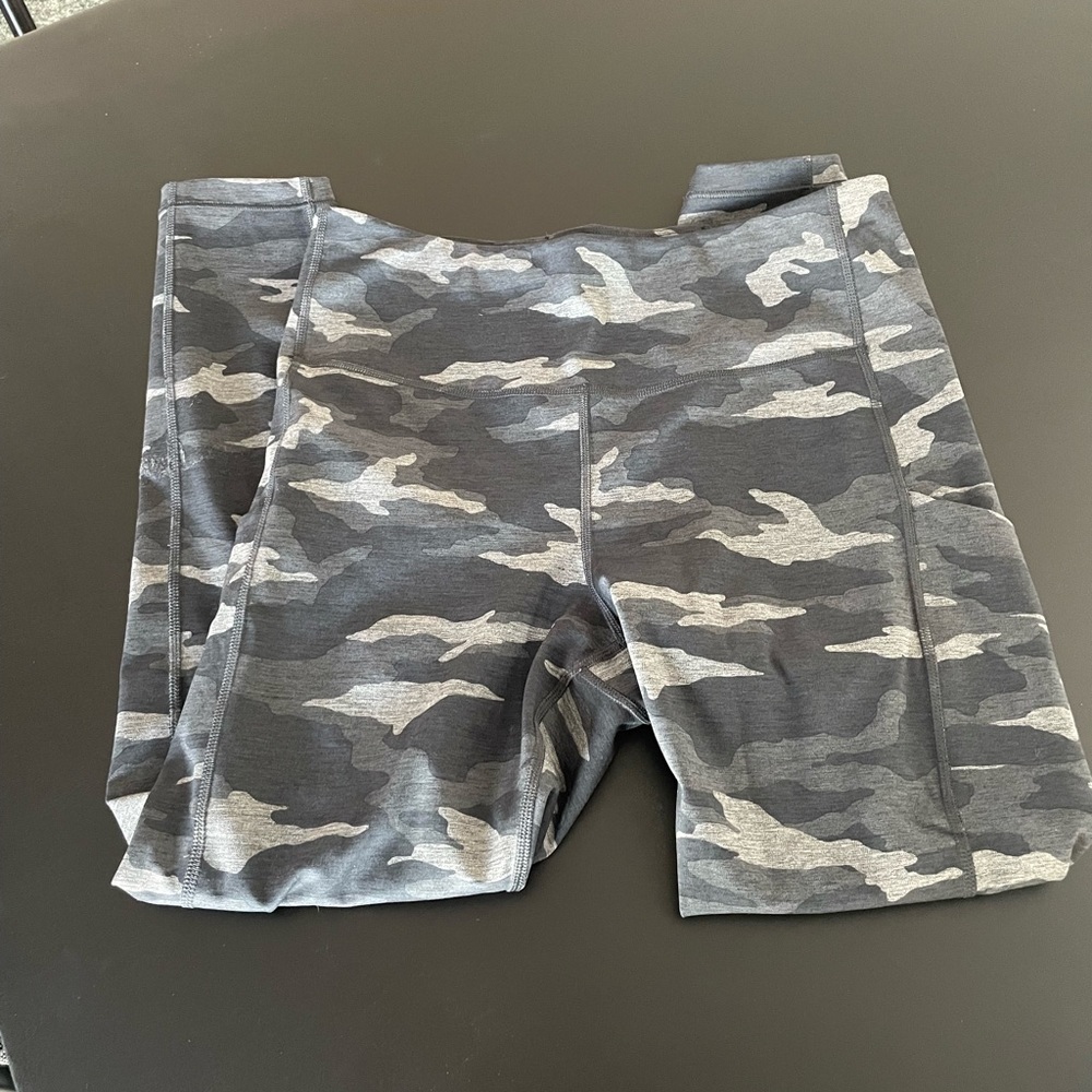 Athleta ultimate stash 7/8 leggings in camo